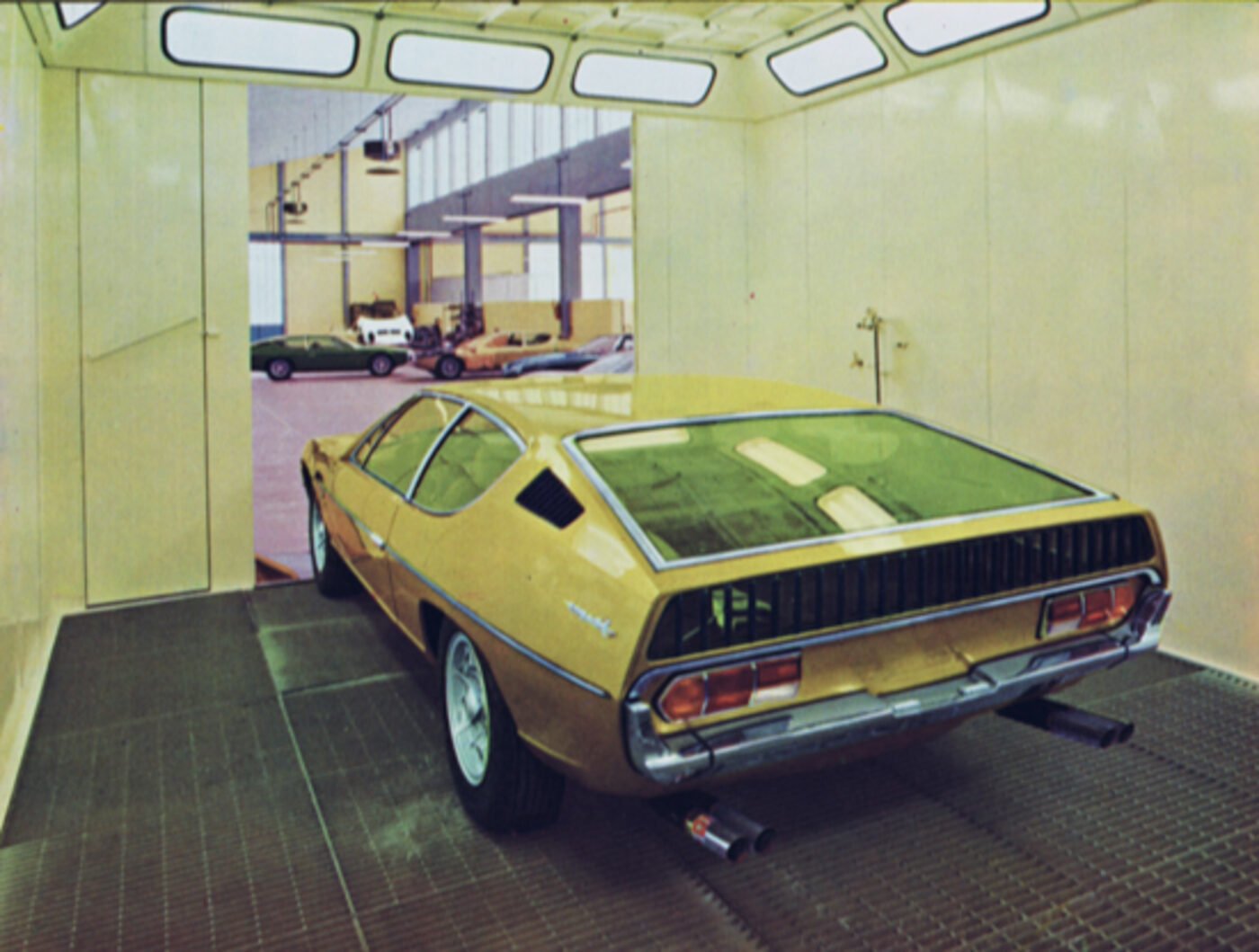 Cabine de peinture pour voiture de sport, variante jaune