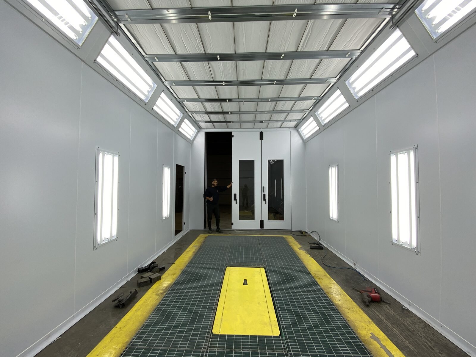 Cabine de peinture avec pont élévateur