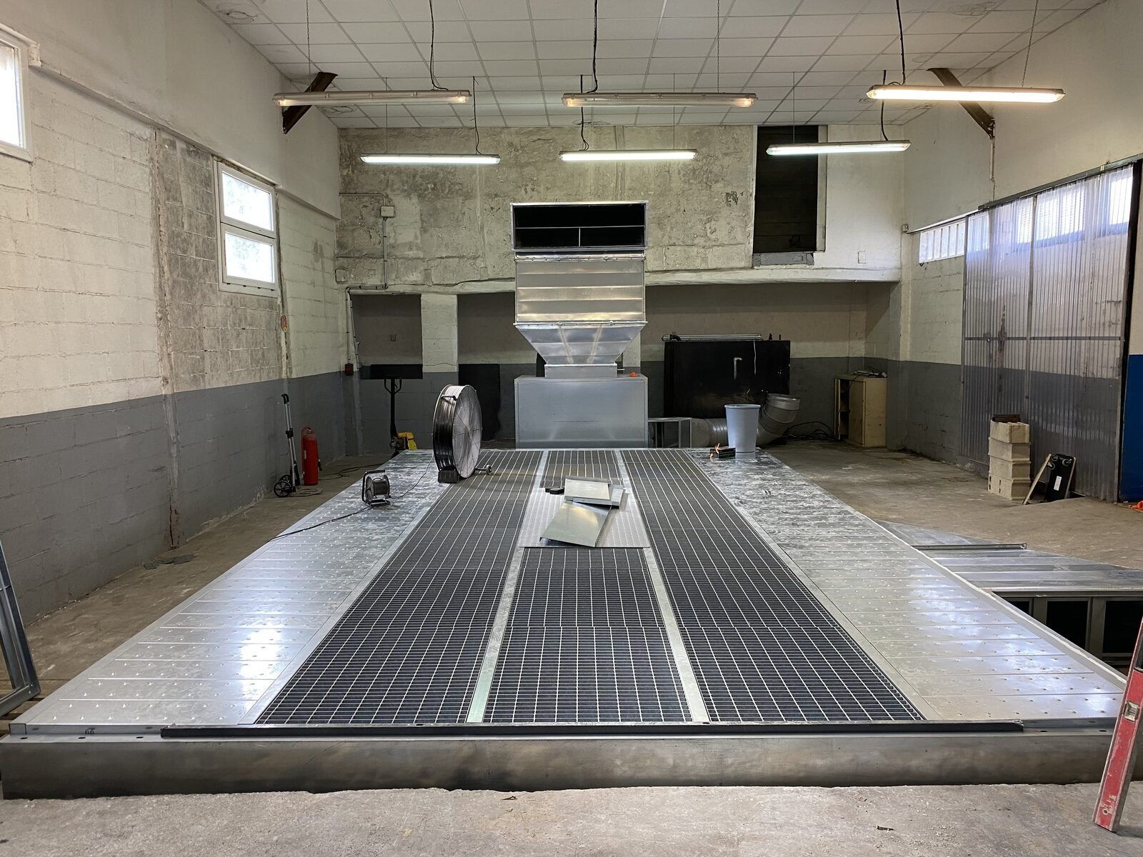 Chantier de montage d'une cabine Marini