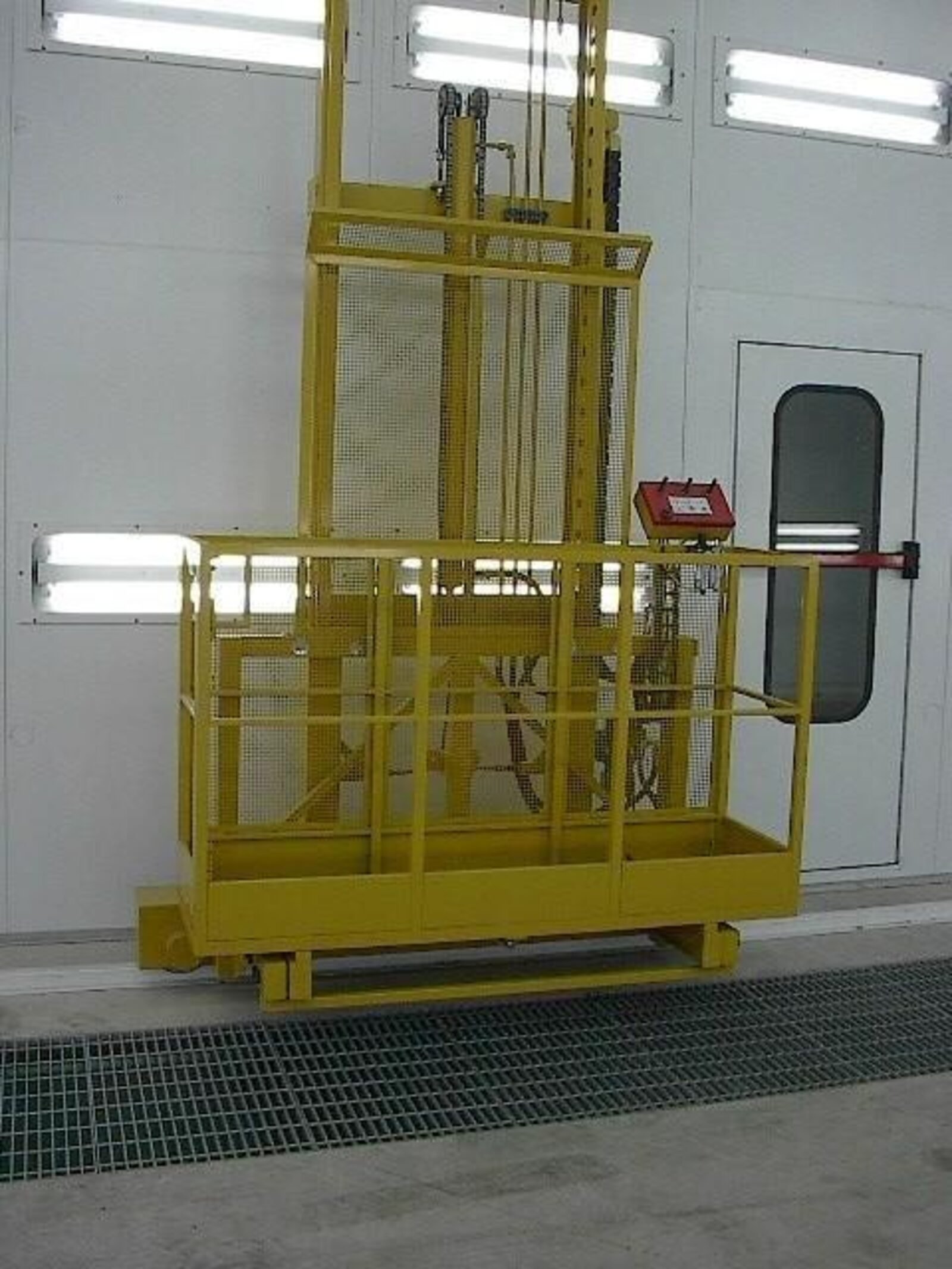 Nacelle d'accès en cabine de peinture poids lourd