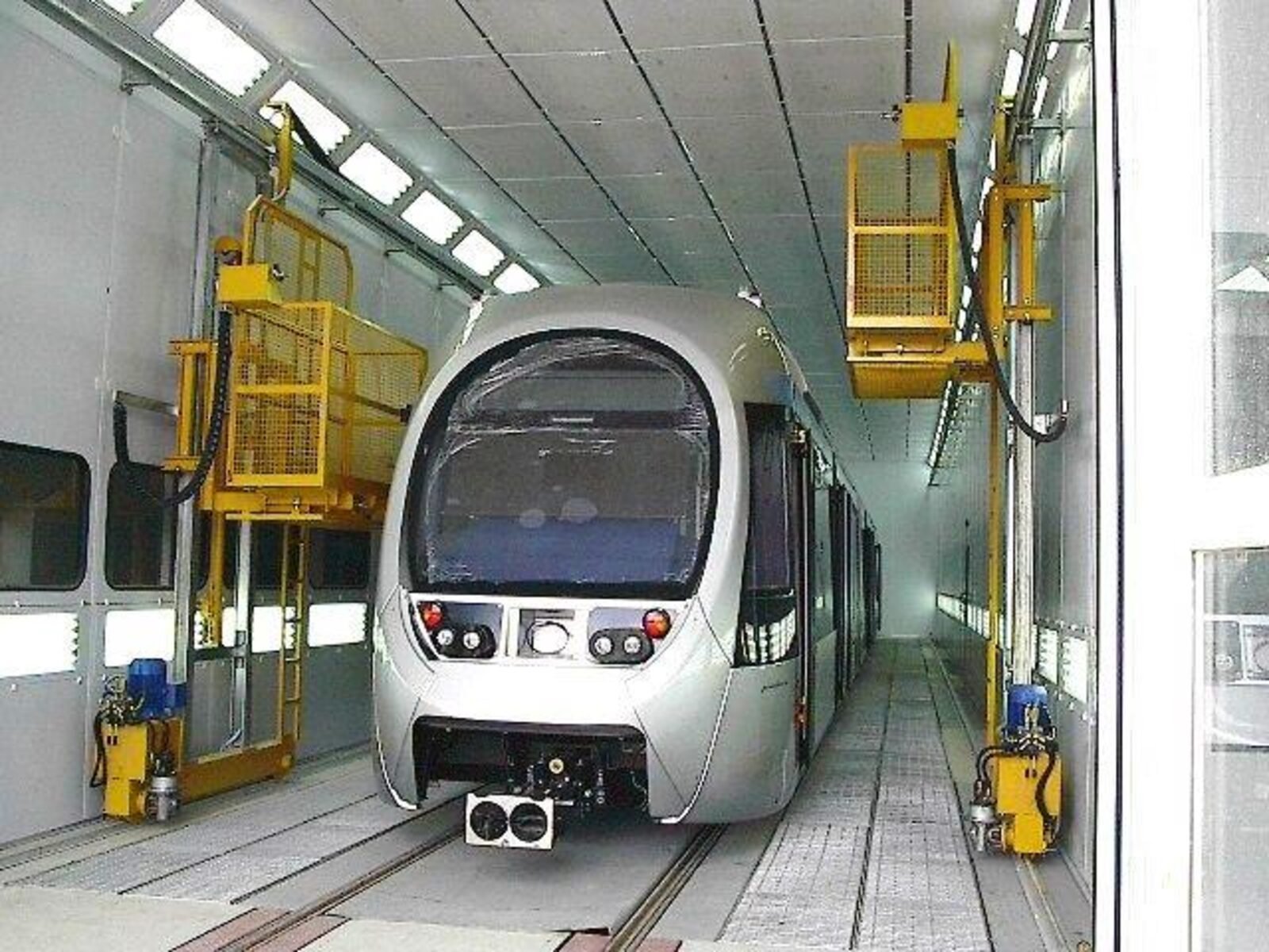 Cabine de peinture grand gabarit — rame de tramway
