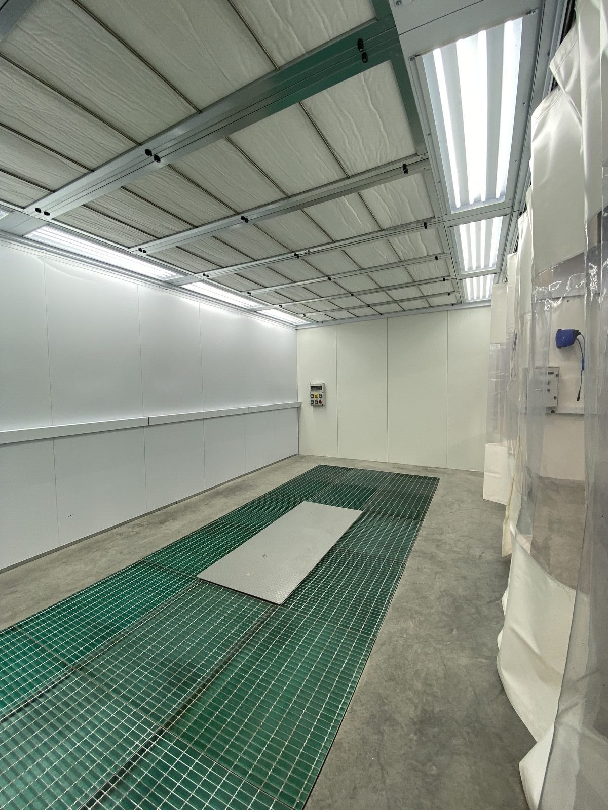 Zone de préparation en atelier de peinture